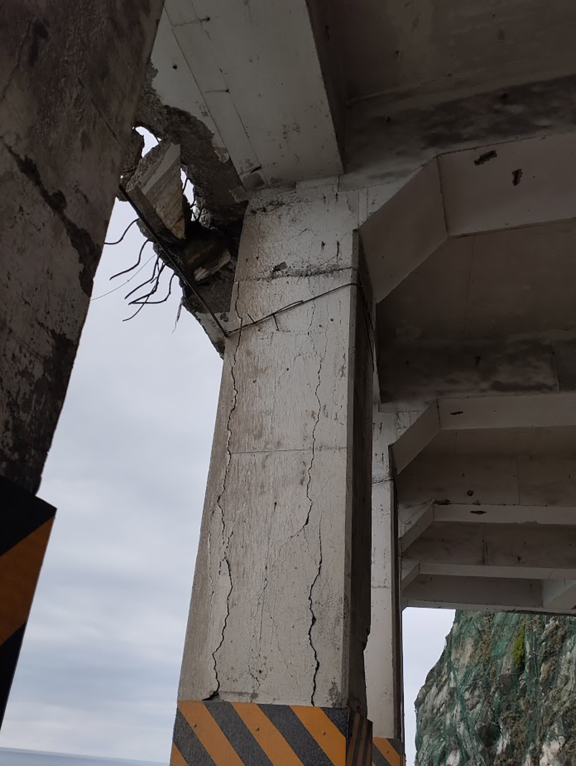 Fissures longitudinales sous contrainte de compression par l'impact